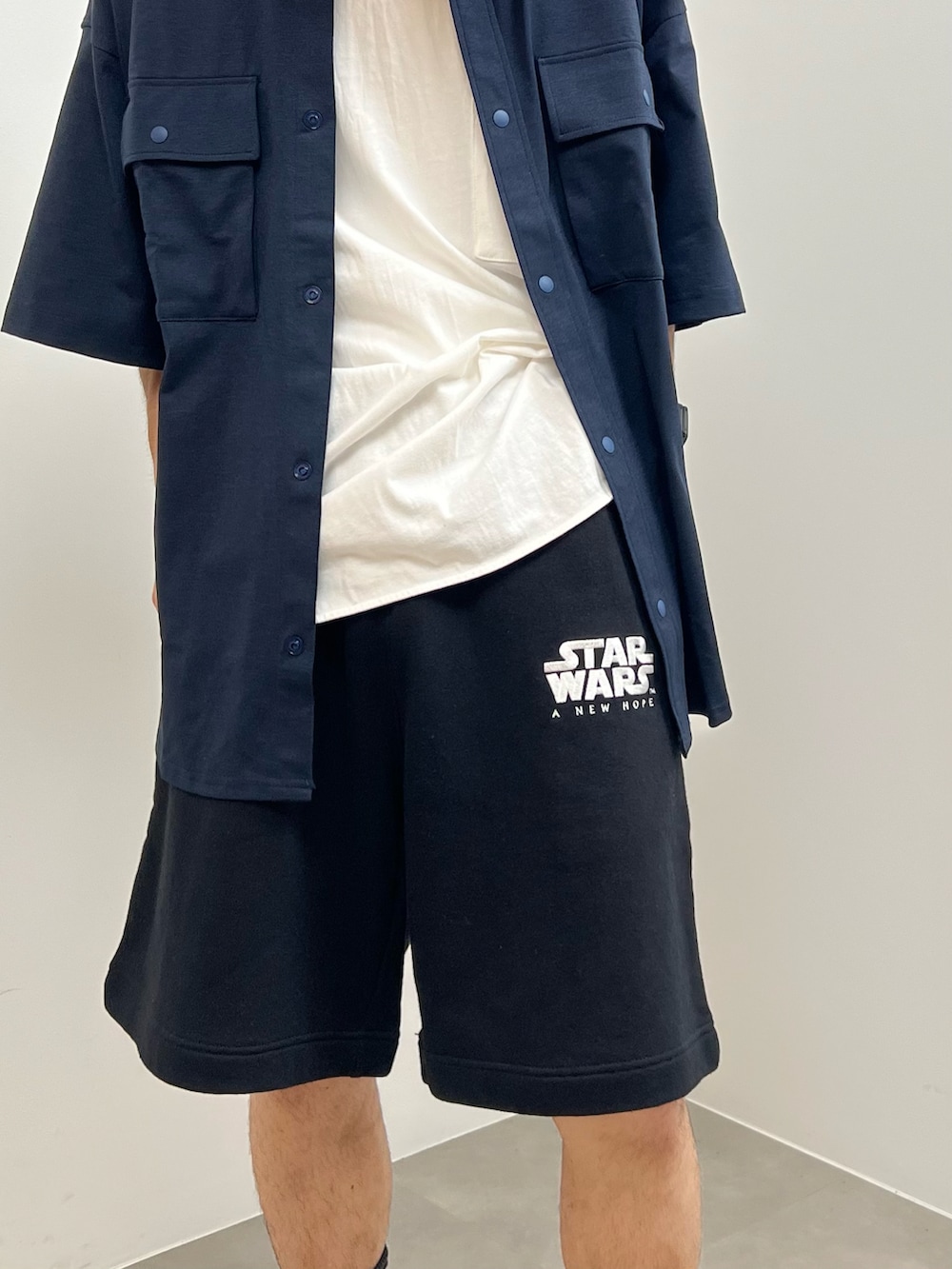 ブルー系のシャツ/ブラウス、ホワイト系のTシャツ/カットソー、ブラック系のスウェットパンツを着用したメンズの夏コーディネートの3枚目の写真
