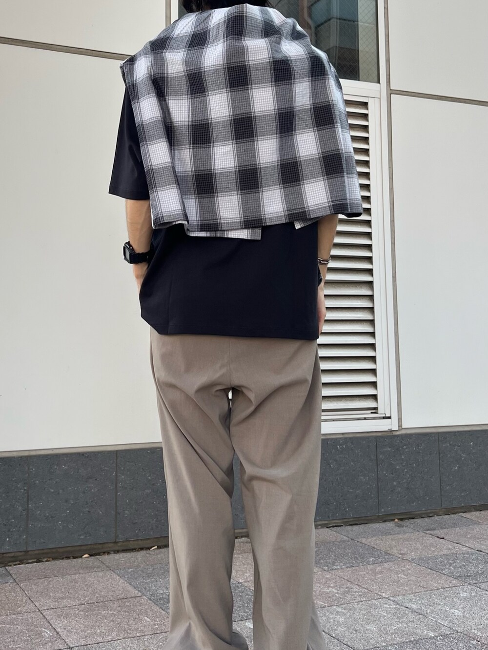 ブラック系のシャツ/ブラウス、ブラック系のTシャツ/カットソー、ブラック系のサンダルを着用したメンズの秋コーディネートの3枚目の写真