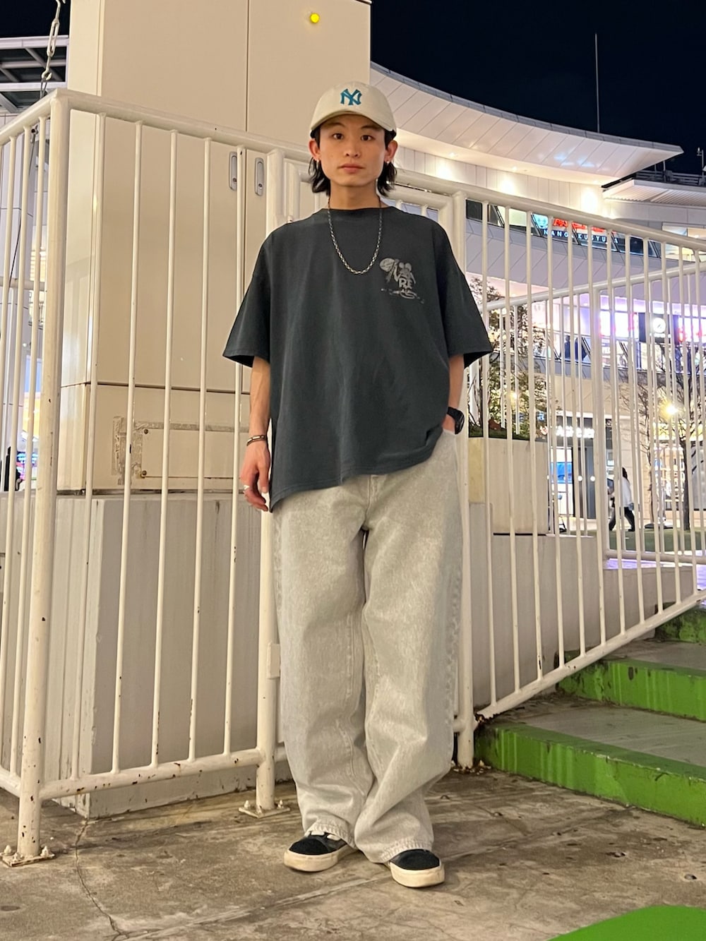 グレー系のマウンテンパーカー、ブルー系のシャツ/ブラウス、ブラック系のTシャツ/カットソーを着用したメンズの春コーディネートの2枚目の写真