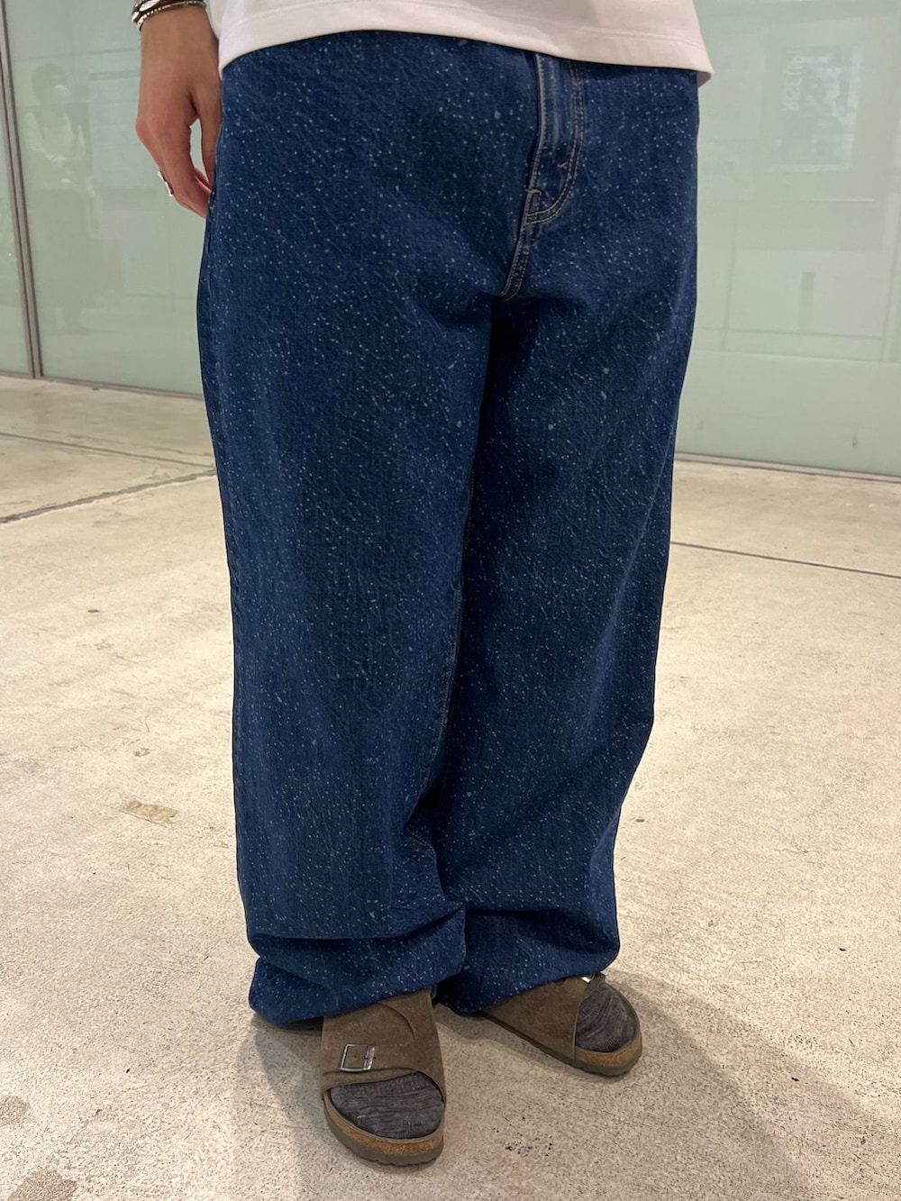 ブルー系のデニムパンツ、レッド系のシャツ/ブラウス、ホワイト系のTシャツ/カットソーを着用したメンズの夏コーディネートの5枚目の写真