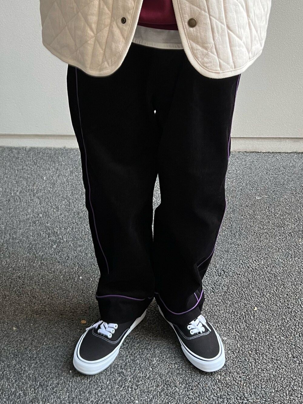 ホワイト系のその他アウター、レッド系のスウェット、ホワイト系のTシャツ/カットソーを着用したメンズの秋コーディネートの3枚目の写真