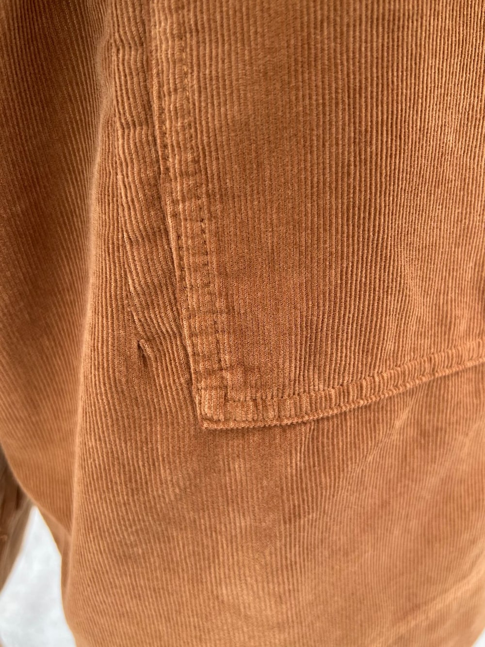 ブラウン系のその他パンツ、ブラック系のシャツ/ブラウス、ブラック系のTシャツ/カットソーを着用したメンズの夏コーディネートの8枚目の写真