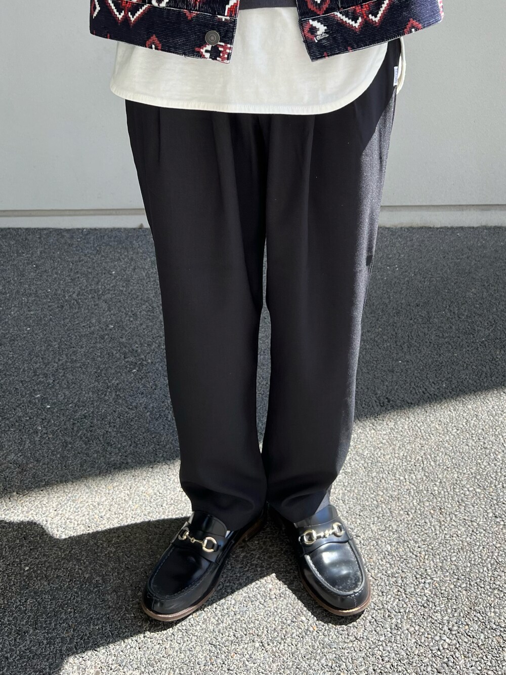 ブルー系のその他アウター、ブラック系のスウェット、ホワイト系のTシャツ/カットソーを着用したメンズの秋コーディネートの3枚目の写真