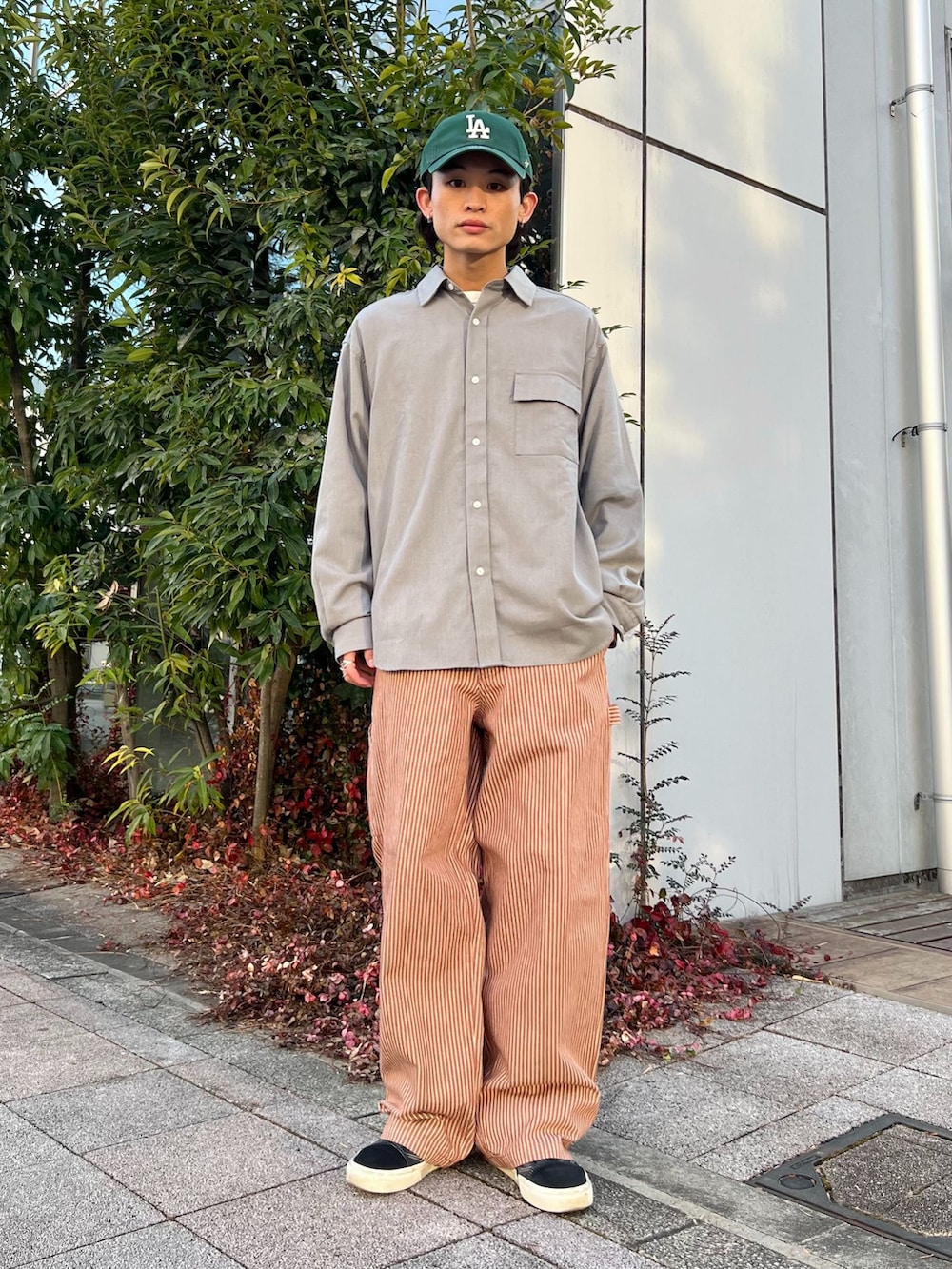 グレー系のデニムジャケット、ベージュ系のデニムパンツ、グレー系のシャツ/ブラウスを着用したメンズの冬コーディネートの2枚目の写真