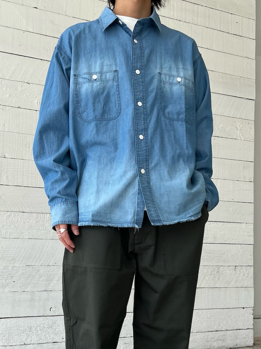 ブルー系のシャツ/ブラウス、ピンク系のその他アウター、グリーン系のその他パンツを着用したメンズの春コーディネートの4枚目の写真