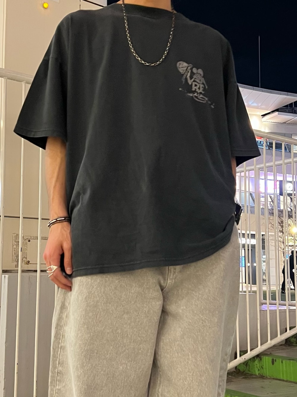 グレー系のマウンテンパーカー、ブルー系のシャツ/ブラウス、ブラック系のTシャツ/カットソーを着用したメンズの春コーディネートの5枚目の写真
