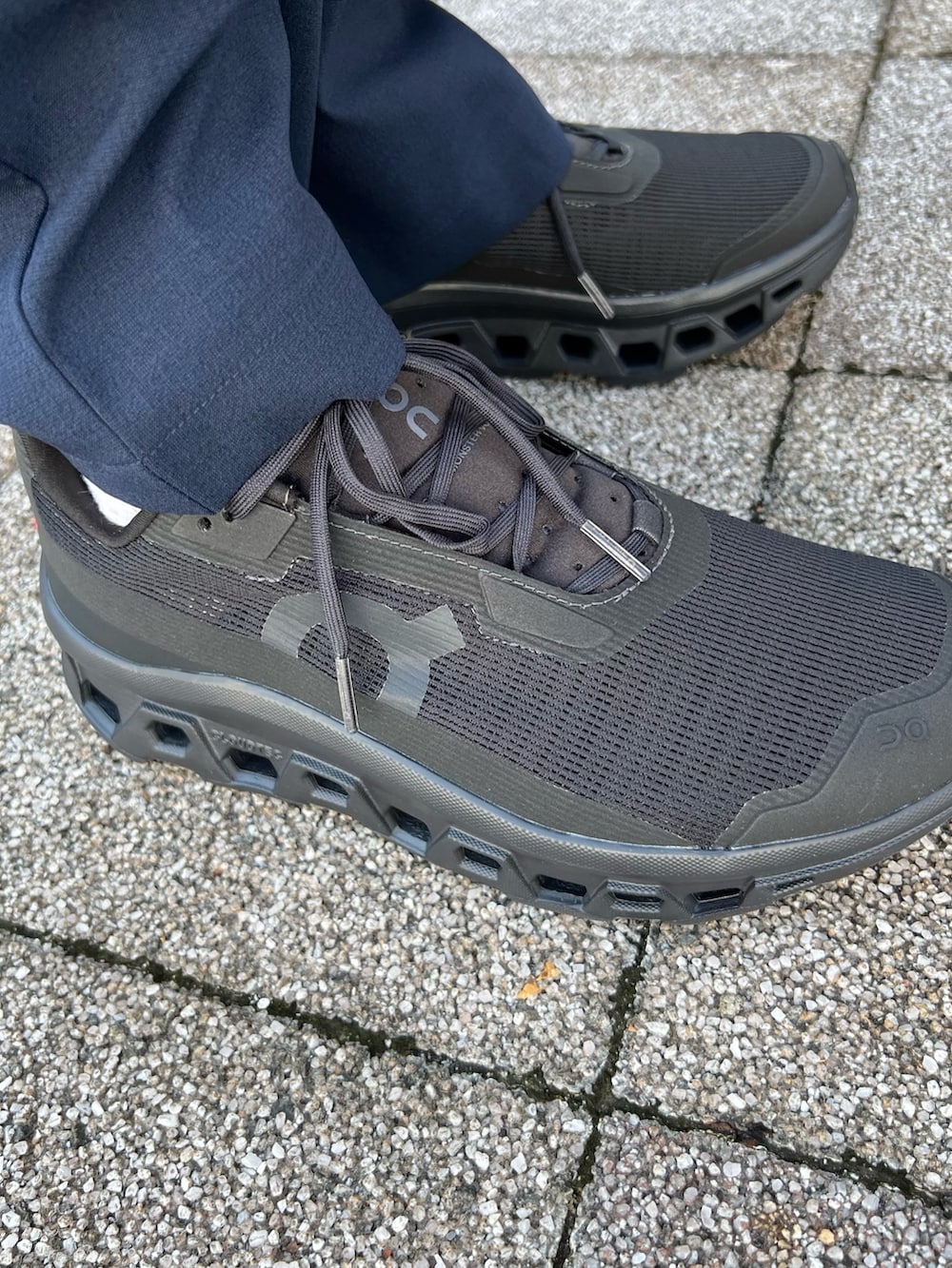 ブラック系のカーディガン/ボレロ、ブルー系のシャツ/ブラウス、グレー系のTシャツ/カットソーを着用したメンズの秋コーディネートの8枚目の写真