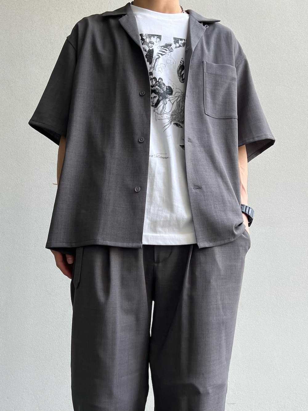 ホワイト系のTシャツ/カットソー、グレー系のシャツ/ブラウス、グレー系のスラックスを着用したメンズの春コーディネートの3枚目の写真