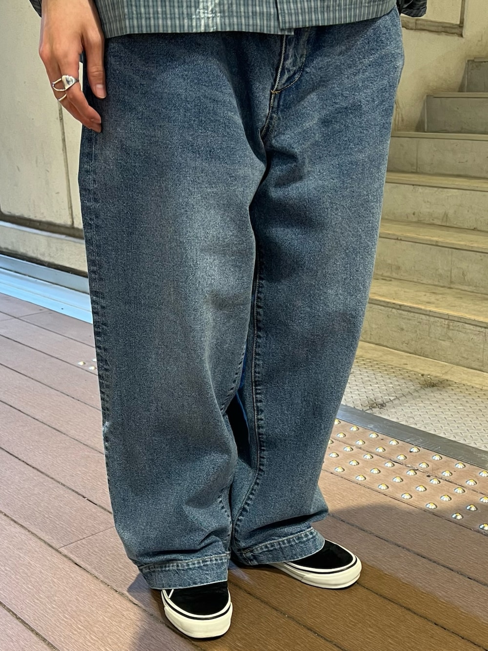 ブルー系のTシャツ/カットソー、グリーン系のシャツ/ブラウス、ブルー系のデニムパンツを着用したメンズの春コーディネートの5枚目の写真