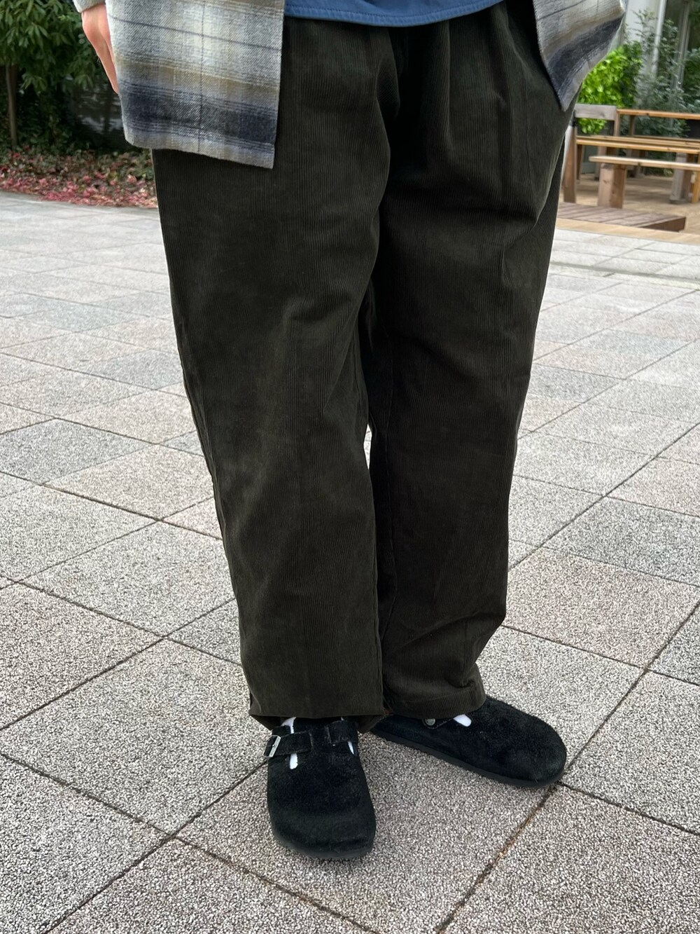 グレー系のシャツ/ブラウス、ブルー系のTシャツ/カットソー、ブラック系のサンダルを着用したメンズの冬コーディネートの3枚目の写真