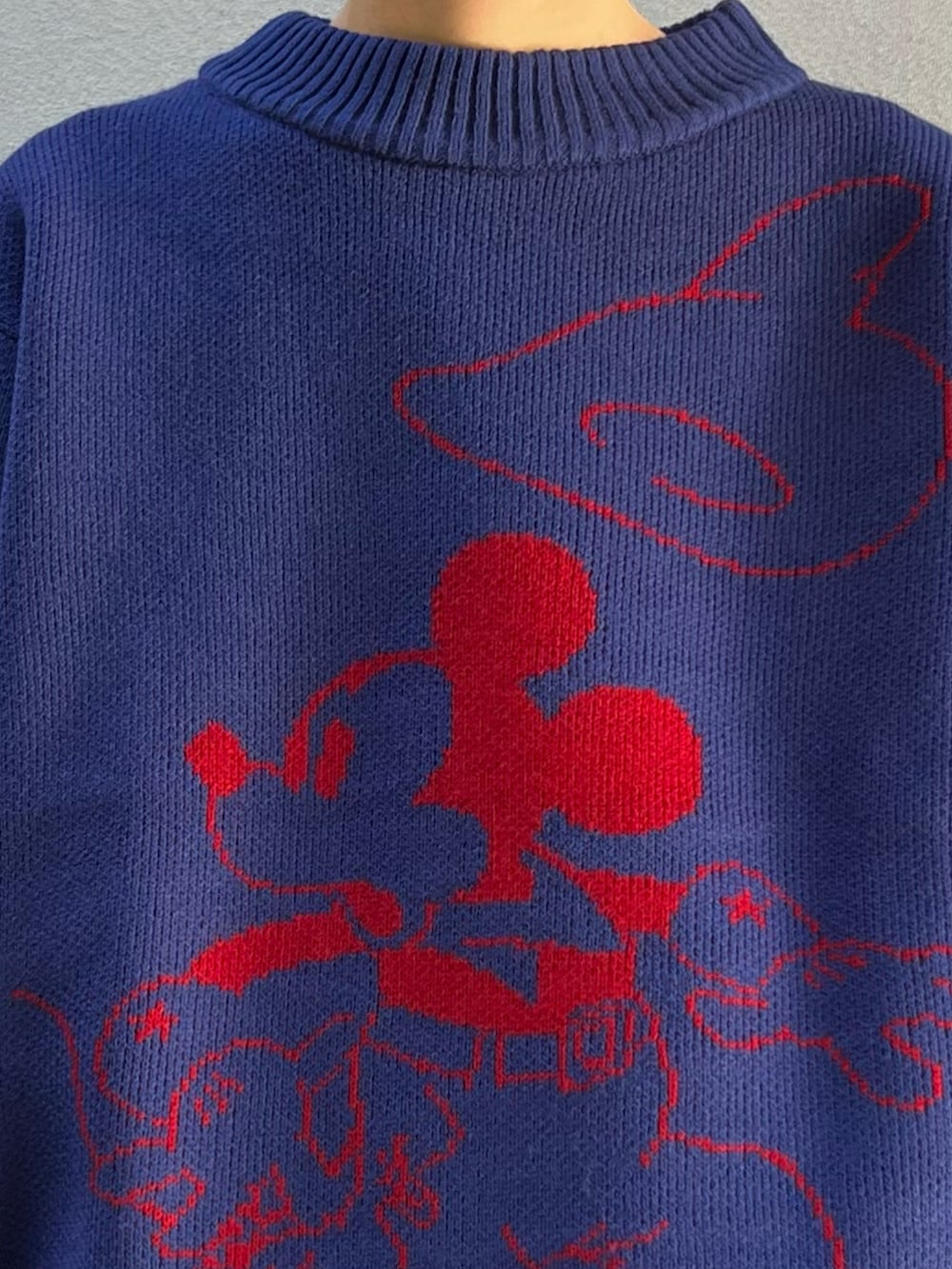 ブルー系のニット/セーター、ブラック系のカーゴパンツ、ブラック系のモカシン/デッキシューズを着用したメンズの秋コーディネートの2枚目の写真