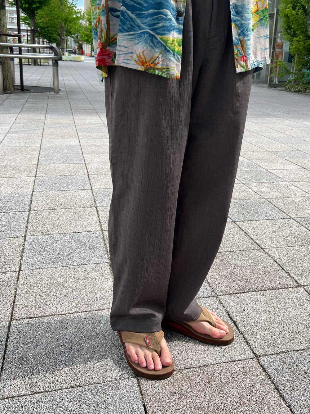 グレー系のシャツ/ブラウス、ホワイト系のTシャツ/カットソー、グレー系のその他パンツを着用したメンズの夏コーディネートの3枚目の写真