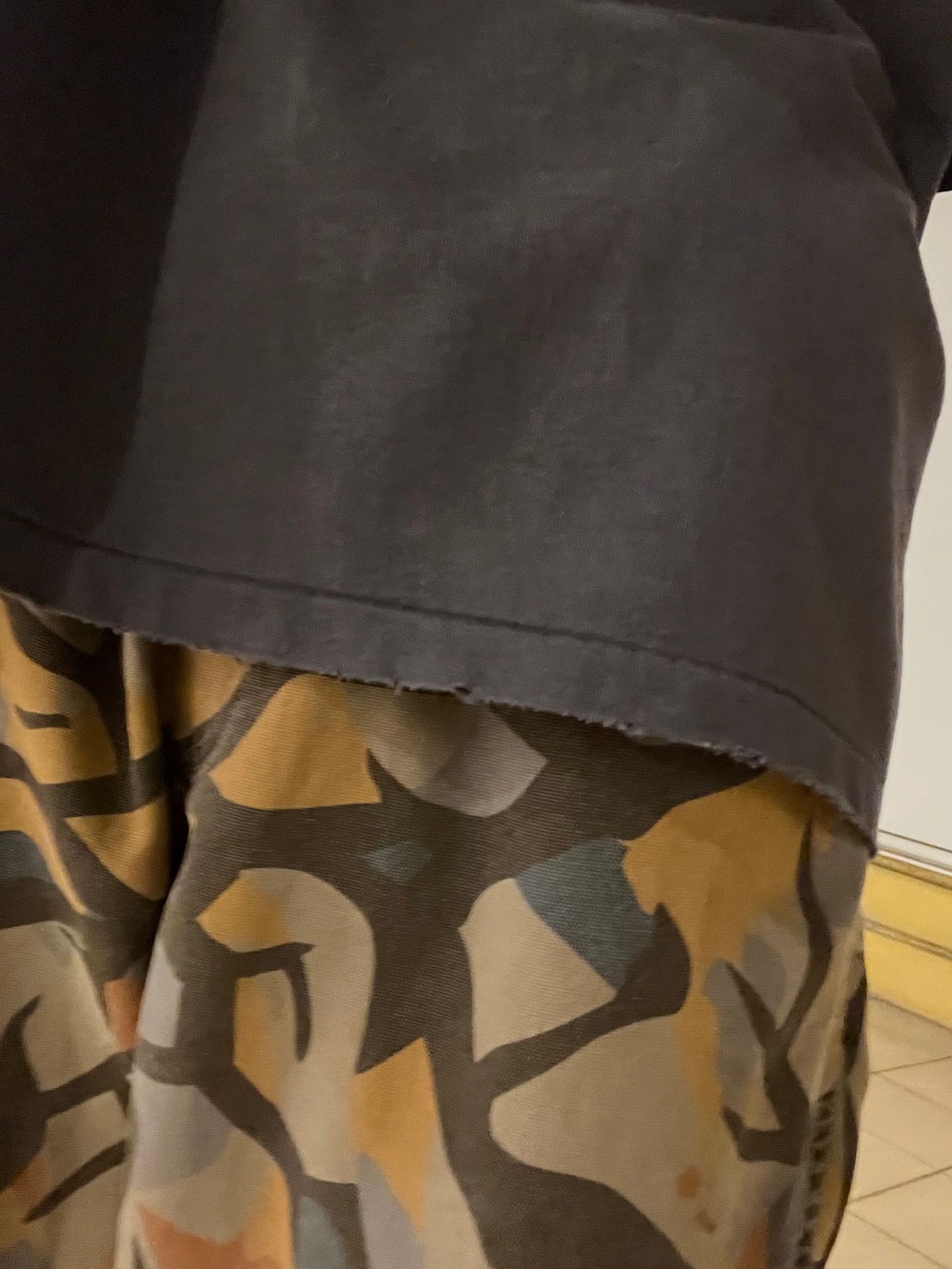 グリーン系のその他パンツ、ブラック系のTシャツ/カットソー、グレー系のサンダルを着用したメンズの夏コーディネートの5枚目の写真