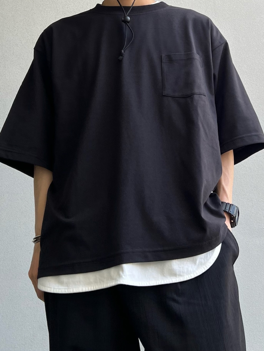 ブラック系のTシャツ/カットソー、ホワイト系のTシャツ/カットソー、ベージュ系のサンダルを着用したメンズの夏コーディネートの2枚目の写真