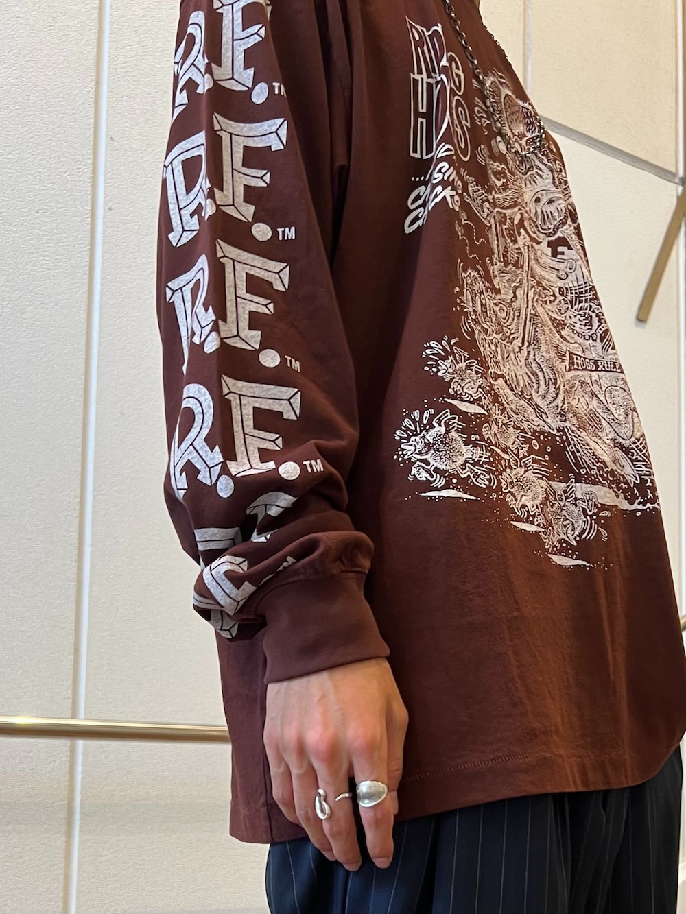 ブルー系のスラックス、ブラック系のシャツ/ブラウス、ブラウン系のTシャツ/カットソーを着用したメンズの秋コーディネートの5枚目の写真