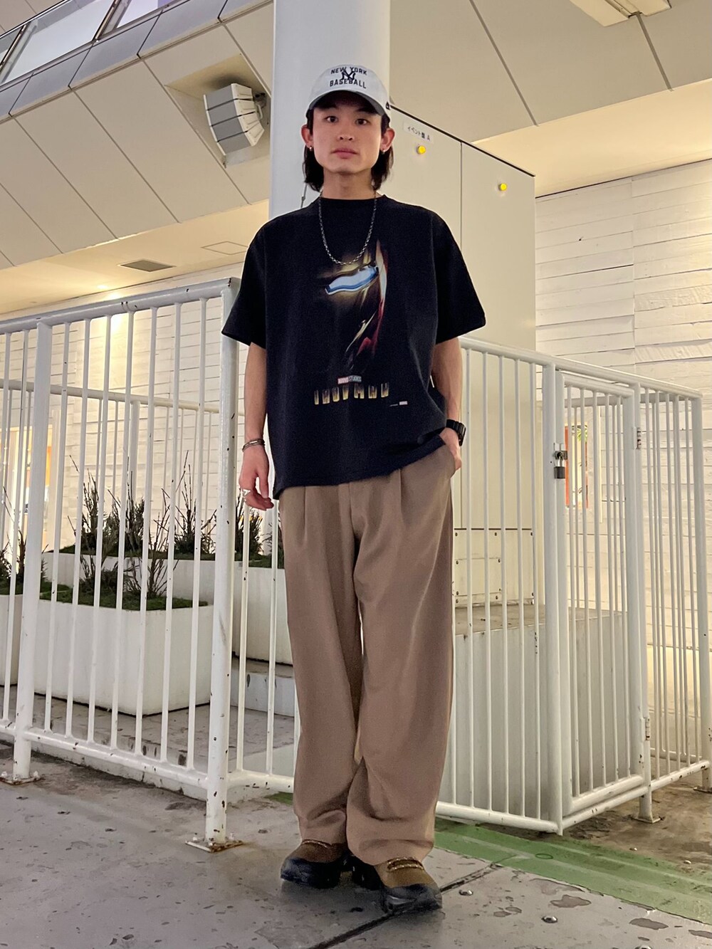 ベージュ系のスラックス、ブラック系のデニムジャケット、ブラック系のTシャツ/カットソーを着用したメンズの春コーディネートの2枚目の写真