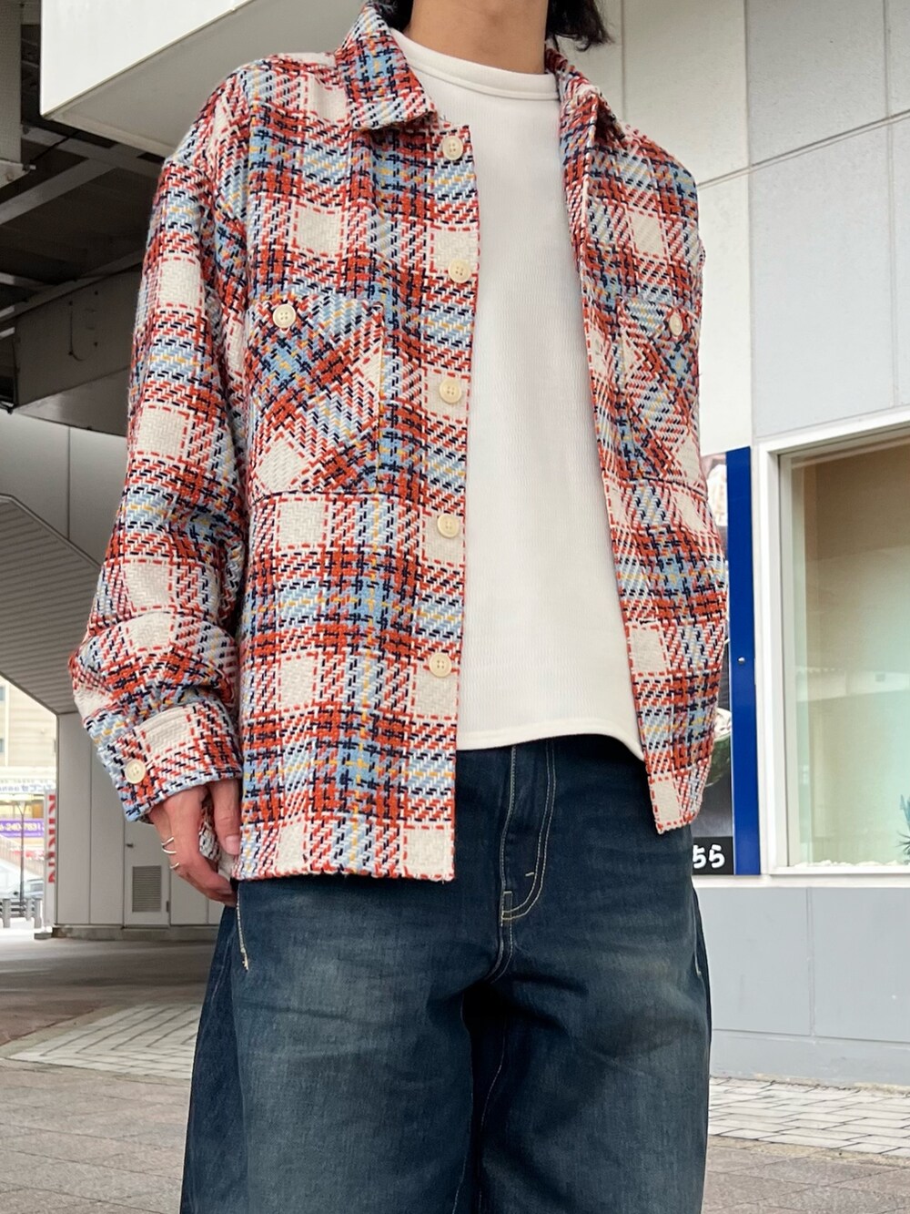 ホワイト系のTシャツ/カットソー、ブルー系のデニムパンツ、ホワイト系のシャツ/ブラウスを着用したメンズの冬コーディネートの3枚目の写真