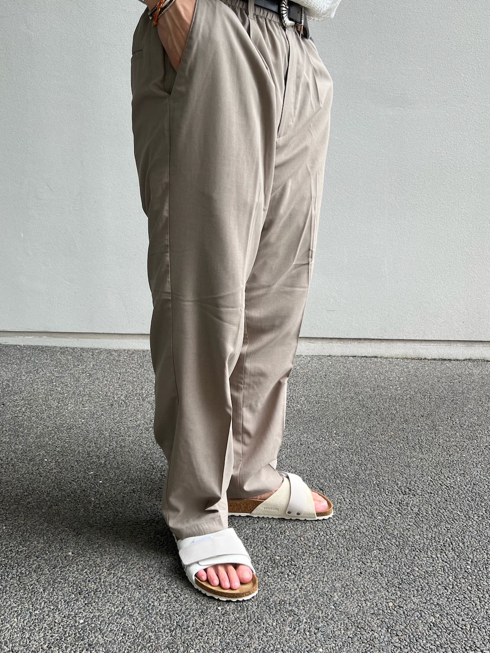 ホワイト系のシャツ/ブラウス、グレー系のTシャツ/カットソー、ベージュ系のスラックスを着用したメンズの夏コーディネートの3枚目の写真