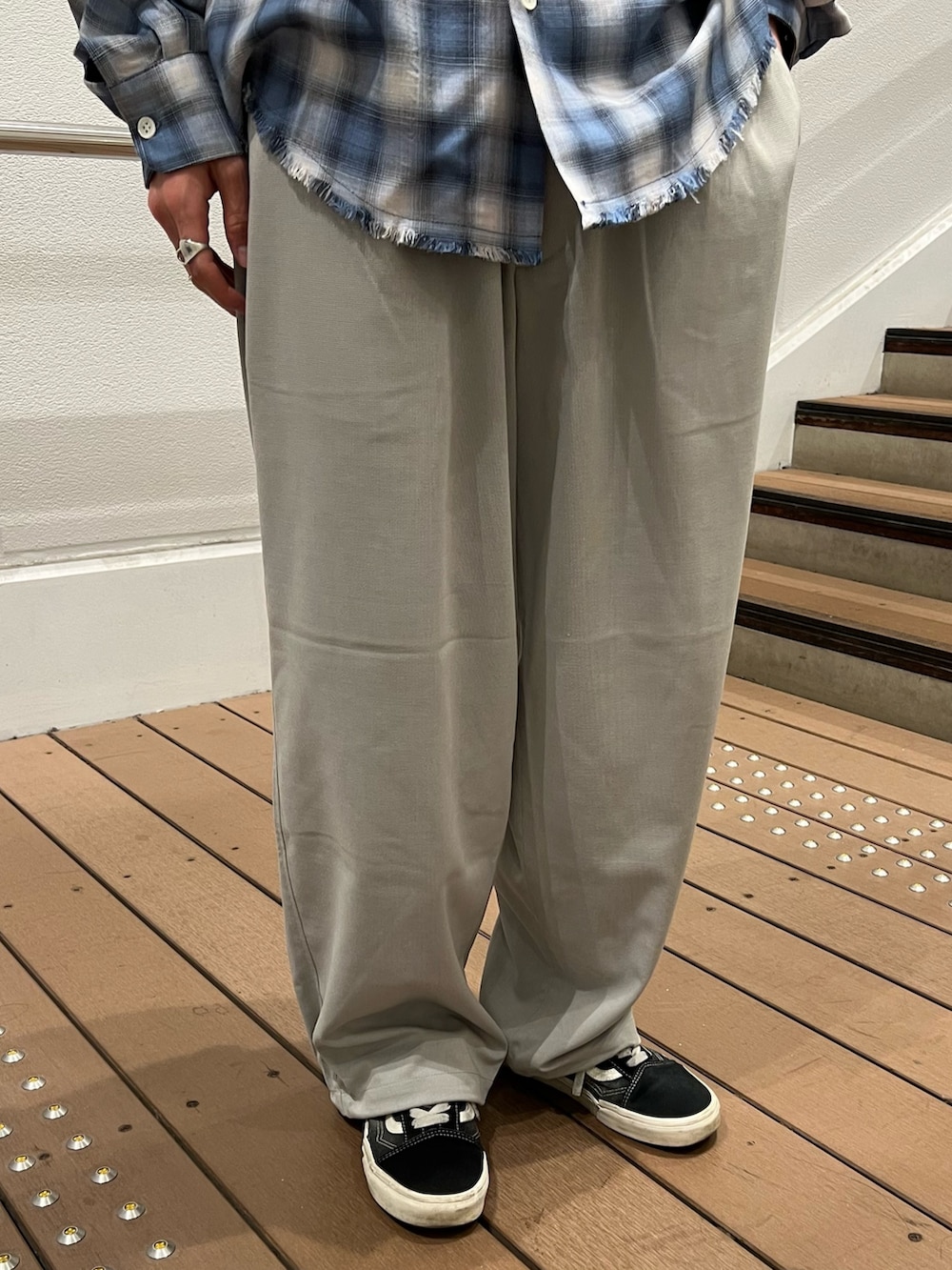 ブラック系のデニムジャケット、ブルー系のシャツ/ブラウス、ホワイト系のスラックスを着用したメンズの春コーディネートの5枚目の写真