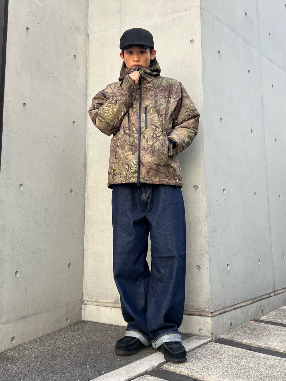 ホワイト系のスウェット、ブルー系のデニムパンツ、グリーン系のその他アウターを着用したメンズの秋コーディネートの2枚目の写真