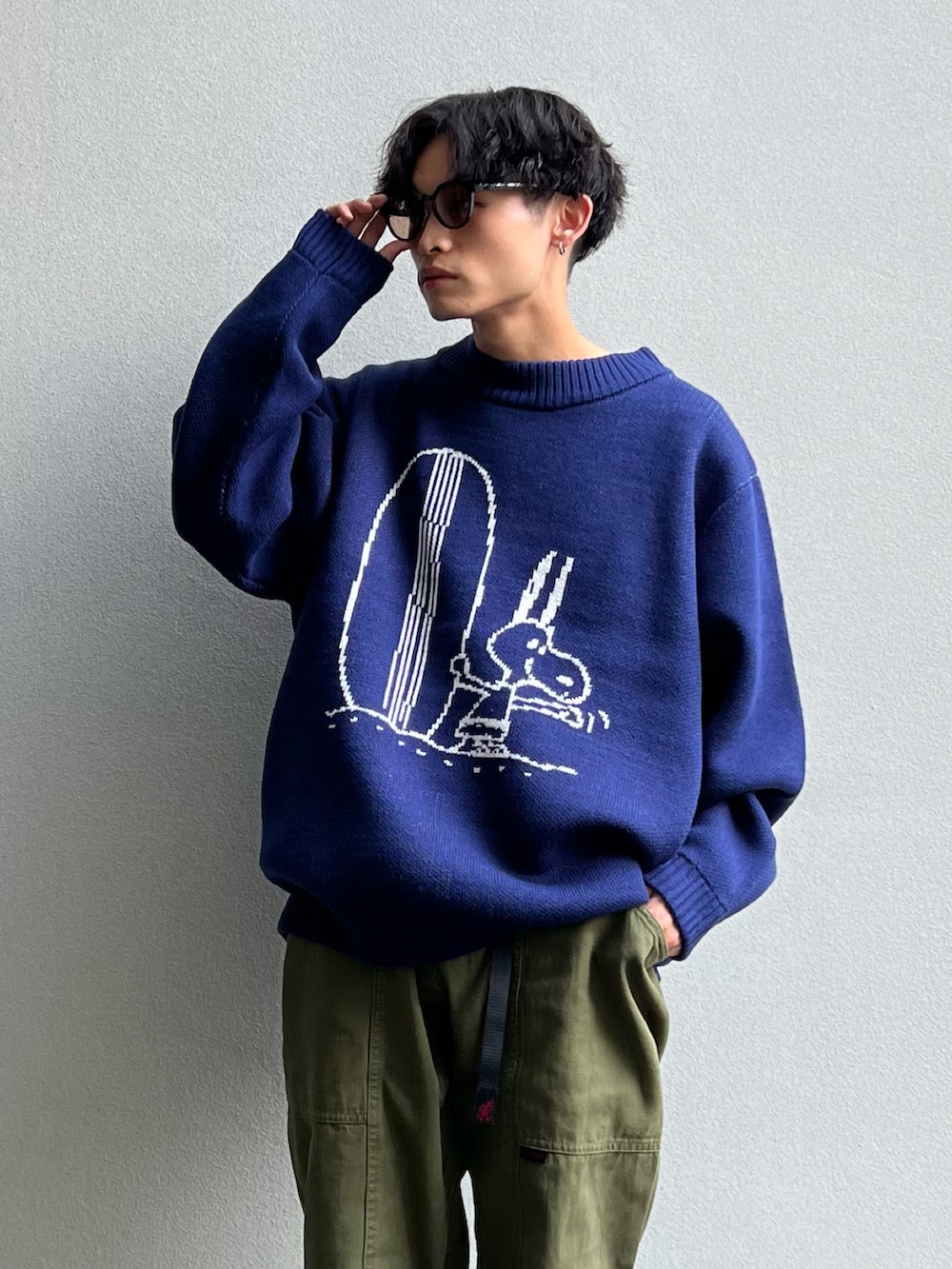 ホワイト系のスニーカー、ブルー系のニット/セーター、グリーン系のその他パンツを着用したメンズの秋コーディネートの2枚目の写真