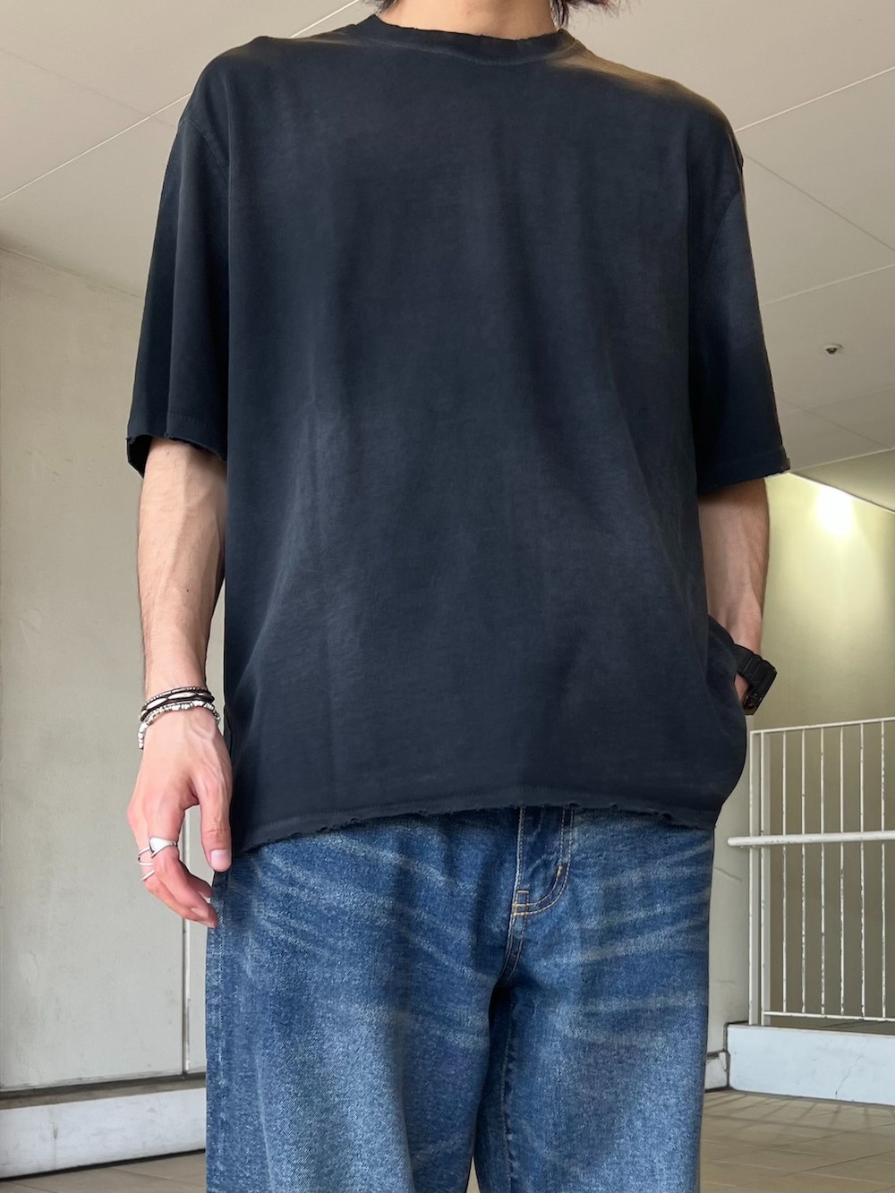 ブルー系のデニムパンツ、ブルー系のシャツ/ブラウス、ブラック系のTシャツ/カットソーを着用したメンズの春コーディネートの5枚目の写真