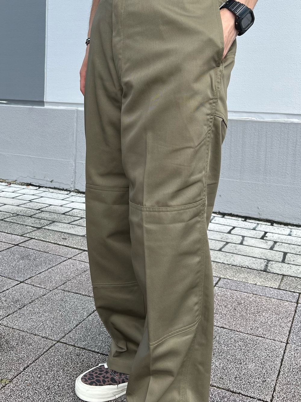 ブルー系のTシャツ/カットソー、イエロー系のその他パンツ、ブルー系のキャップを着用したメンズの夏コーディネートの5枚目の写真