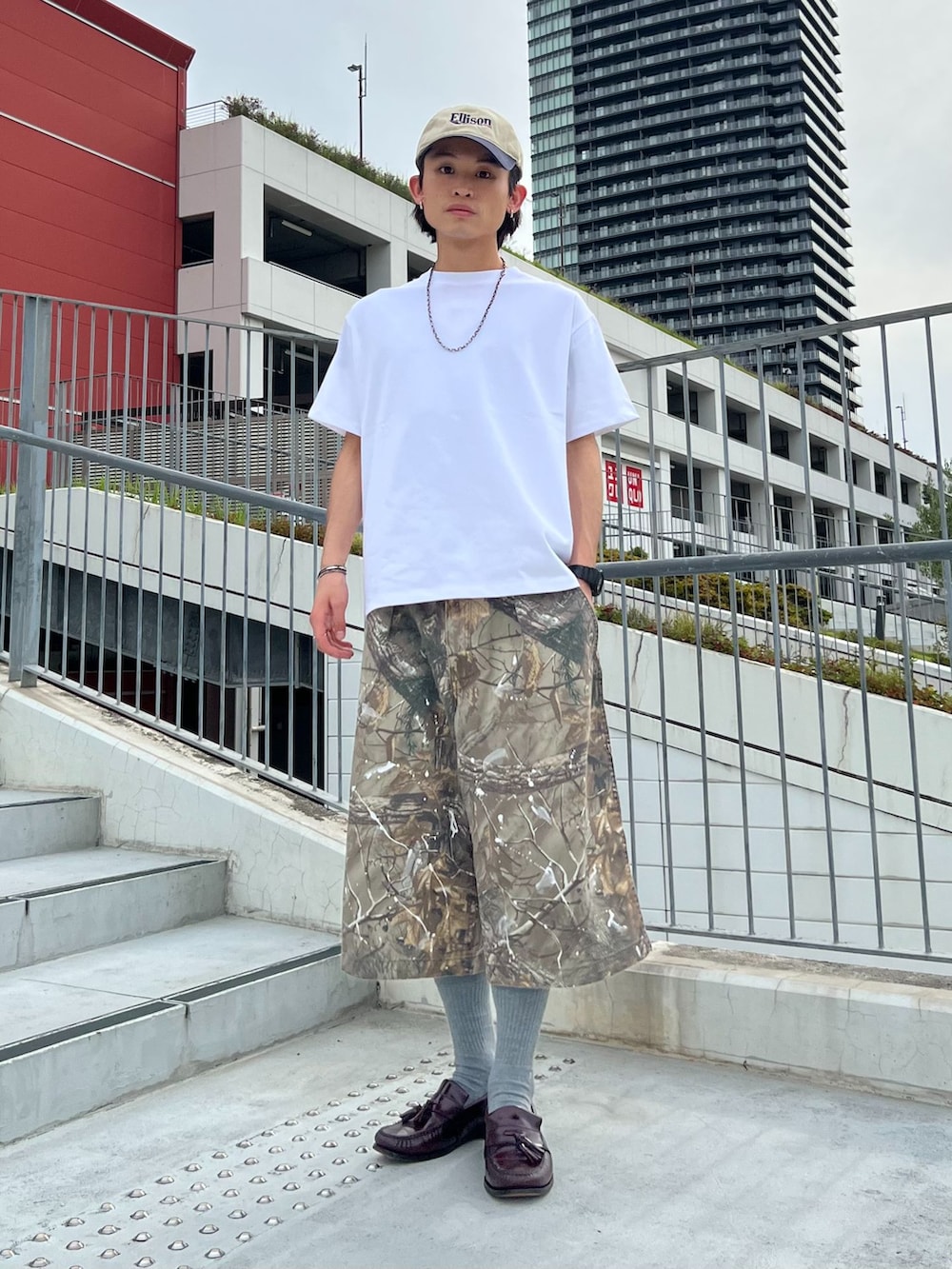 グリーン系のその他パンツ、ブラック系のシャツ/ブラウス、ホワイト系のTシャツ/カットソーを着用したメンズの夏コーディネートの2枚目の写真
