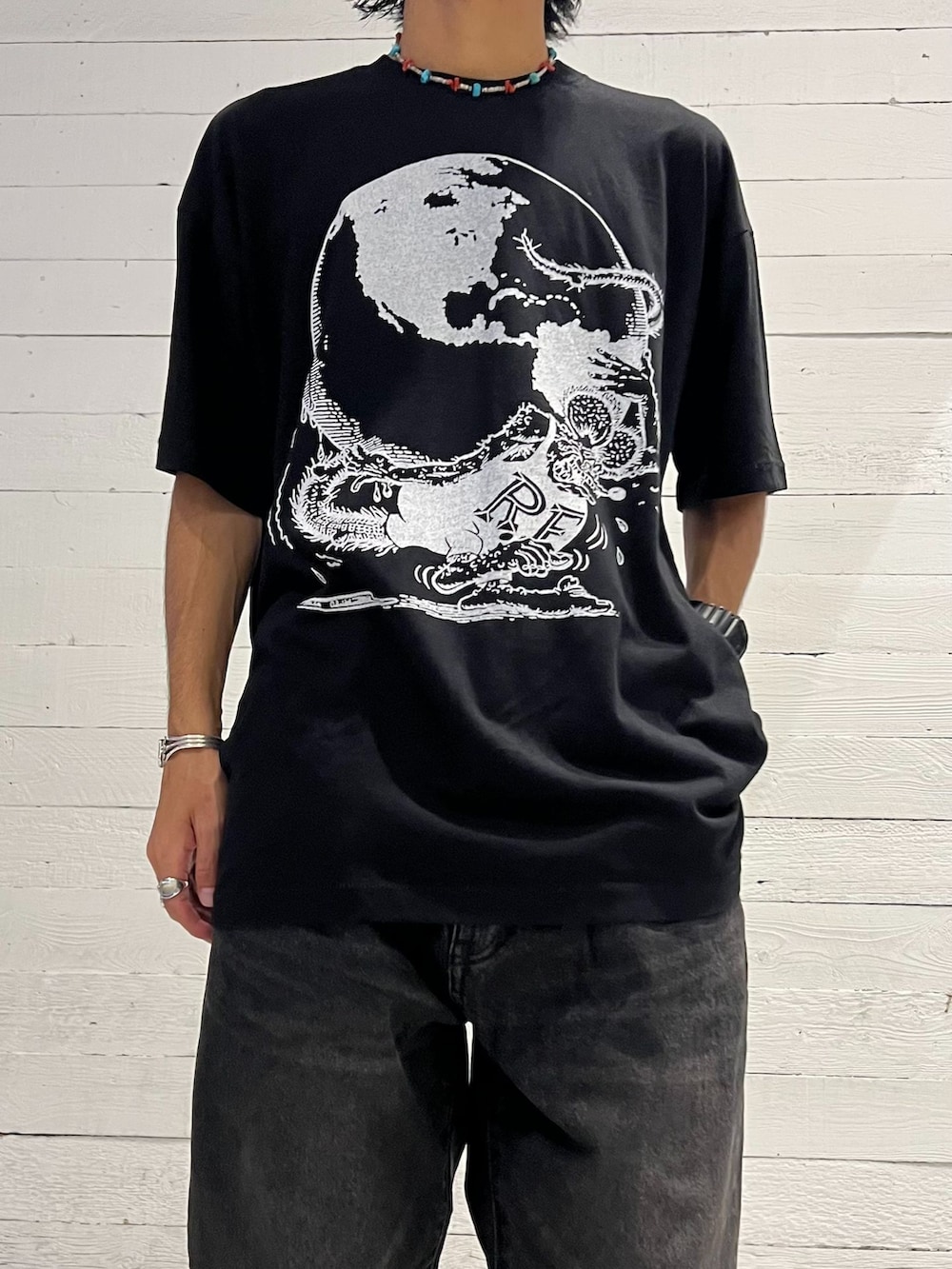 ベージュ系のミリタリージャケット、ブラック系のデニムパンツ、ブラック系のTシャツ/カットソーを着用したメンズの夏コーディネートの4枚目の写真