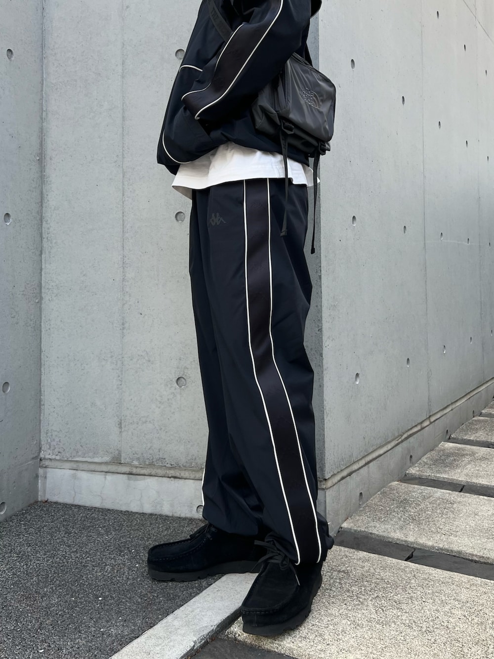 ブラック系のジャージ、ブラック系のその他パンツ、ブラック系のその他シューズを着用したメンズの冬コーディネートの3枚目の写真