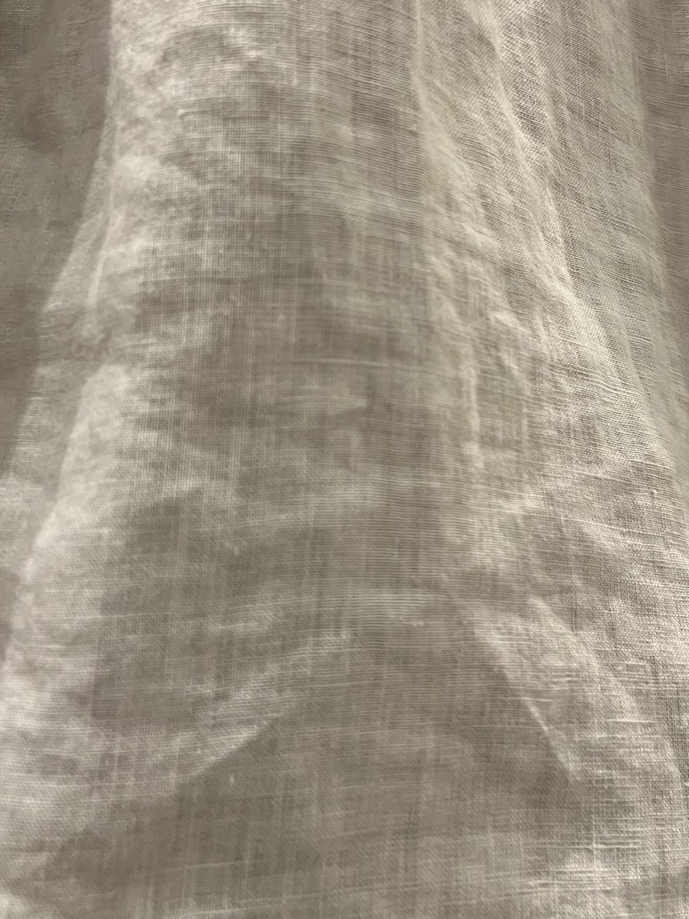 ブラック系のスラックス、グレー系のシャツ/ブラウス、グレー系のTシャツ/カットソーを着用したメンズの夏コーディネートの6枚目の写真