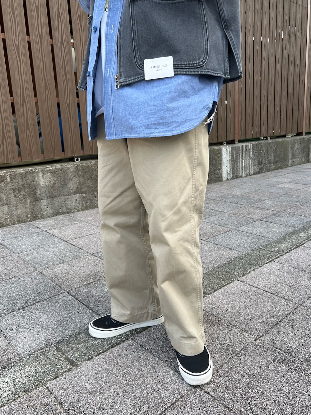 ブルー系のシャツ/ブラウス、ホワイト系のTシャツ/カットソー、ベージュ系のチノパンツを着用したメンズの春コーディネートの2枚目の写真