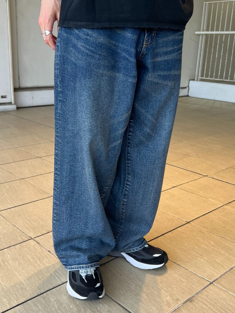 ブルー系のデニムパンツ、ブルー系のシャツ/ブラウス、ブラック系のTシャツ/カットソーを着用したメンズの春コーディネートの6枚目の写真