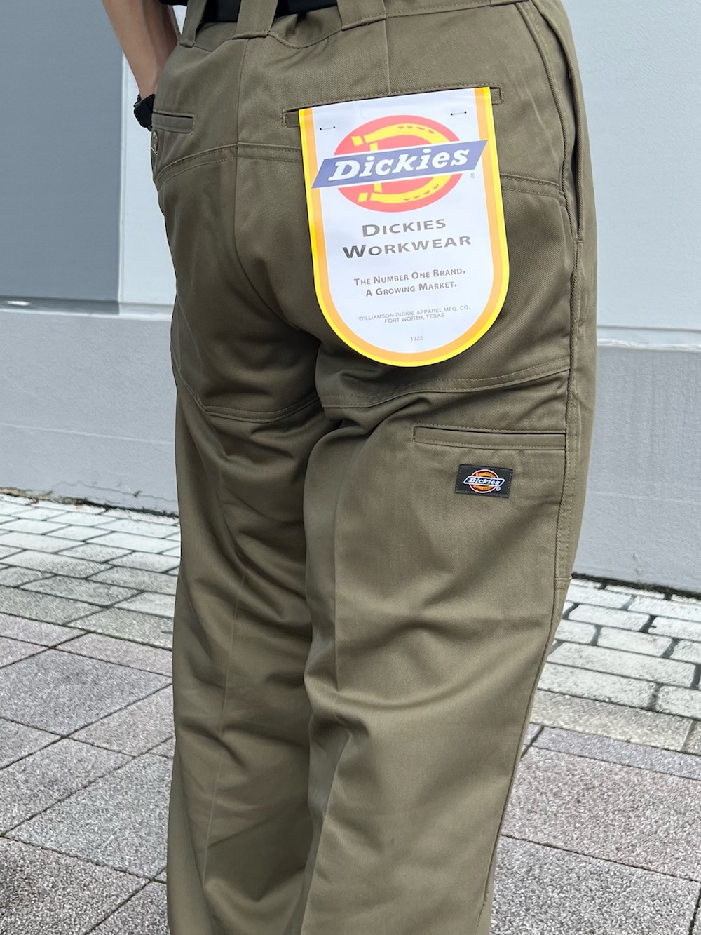 ブルー系のTシャツ/カットソー、イエロー系のその他パンツ、ブルー系のキャップを着用したメンズの夏コーディネートの4枚目の写真