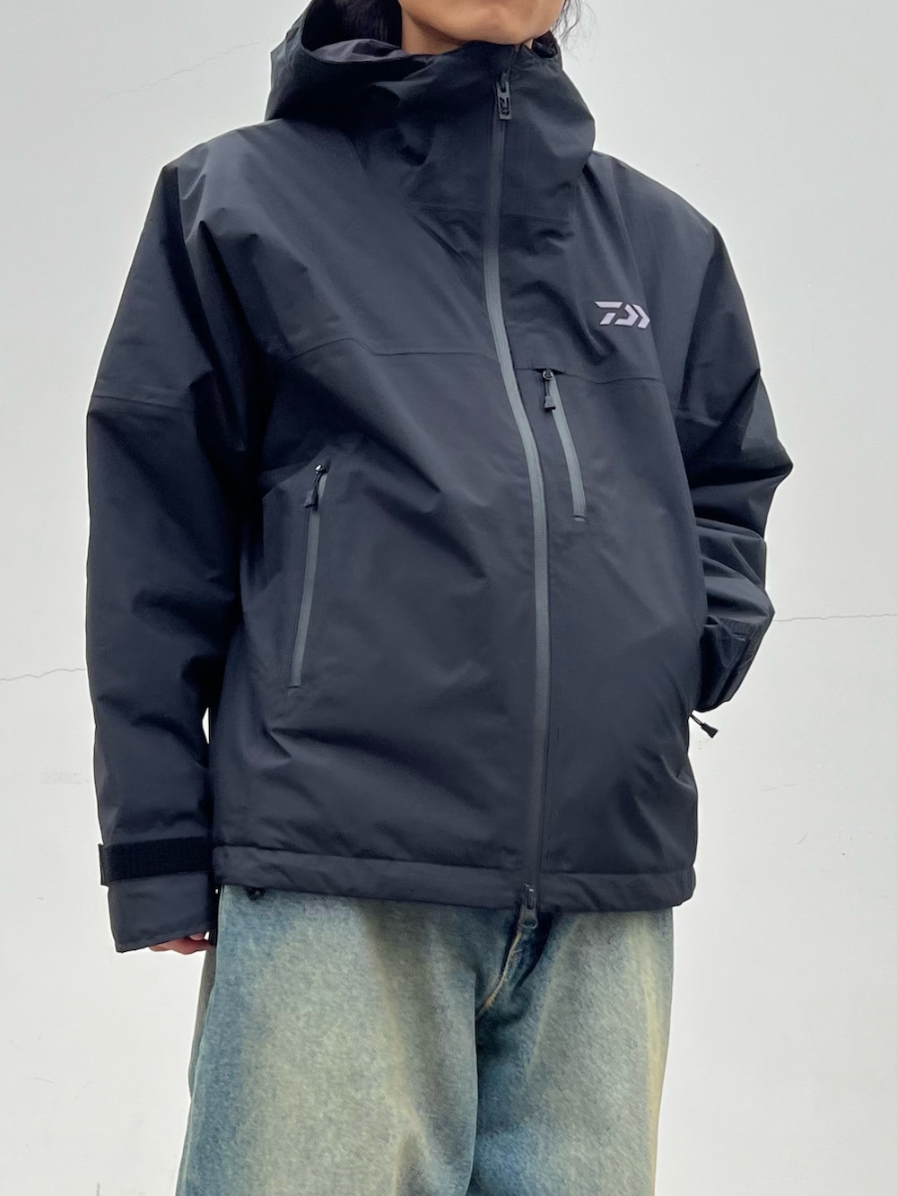 ブラック系のその他アウター、ブルー系のデニムパンツ、グレー系のキャップを着用したメンズの秋コーディネートの3枚目の写真