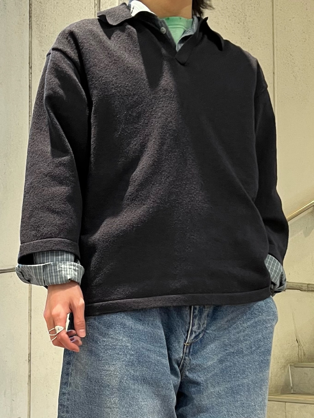 ブルー系のTシャツ/カットソー、グリーン系のシャツ/ブラウス、ブルー系のデニムパンツを着用したメンズの春コーディネートの3枚目の写真