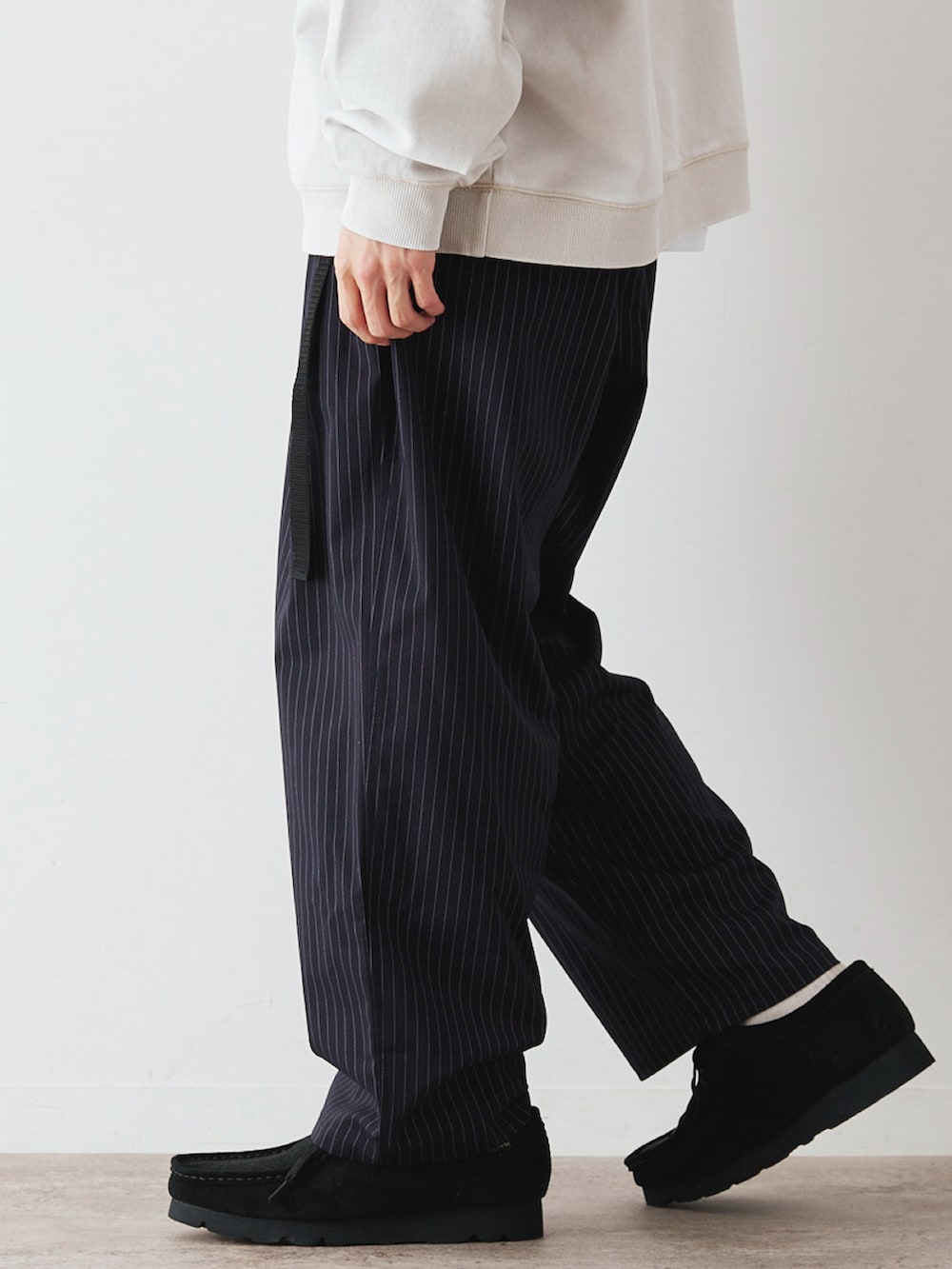 ブラック系のその他シューズ、ブルー系のその他パンツ、その他のその他を着用したメンズの春コーディネートの4枚目の写真