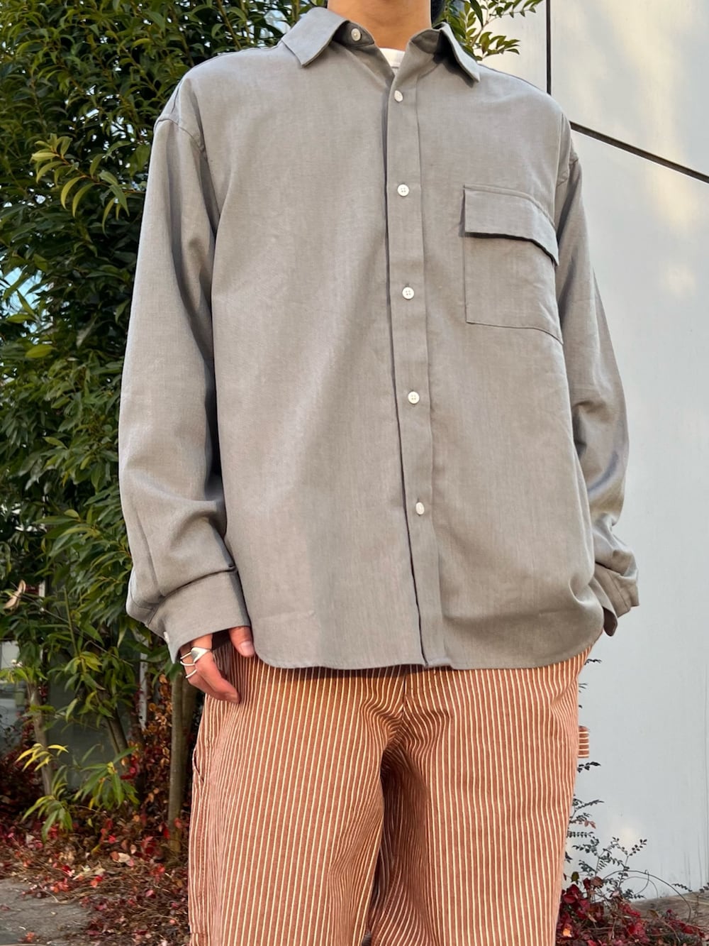 グレー系のシャツ/ブラウス、グレー系のデニムジャケット、ベージュ系のデニムパンツを着用したメンズの冬コーディネートの4枚目の写真