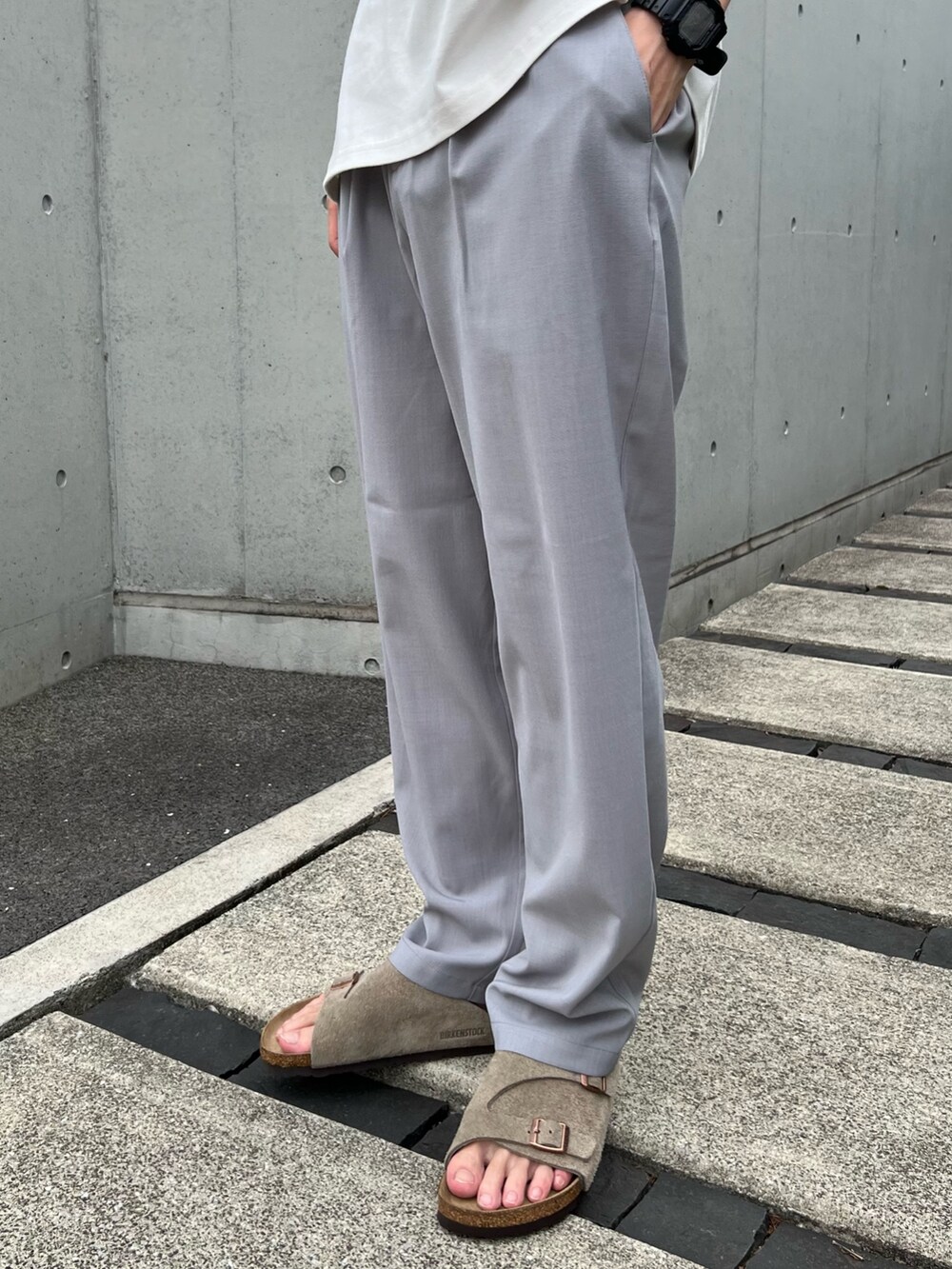 グレー系のシャツ/ブラウス、グレー系のスラックス、グレー系のTシャツ/カットソーを着用したメンズの夏コーディネートの5枚目の写真