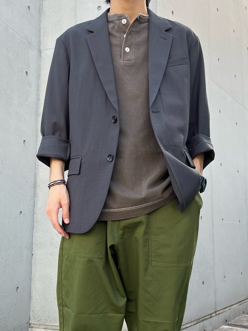 ブラック系のその他アウター、ブラウン系のTシャツ/カットソー、ブラック系のサンダルを着用したメンズの夏コーディネートの3枚目の写真