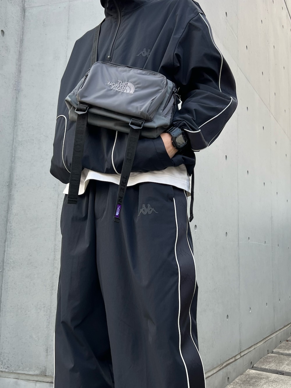 ブラック系のジャージ、ブラック系のその他パンツ、ブラック系のその他シューズを着用したメンズの冬コーディネートの2枚目の写真