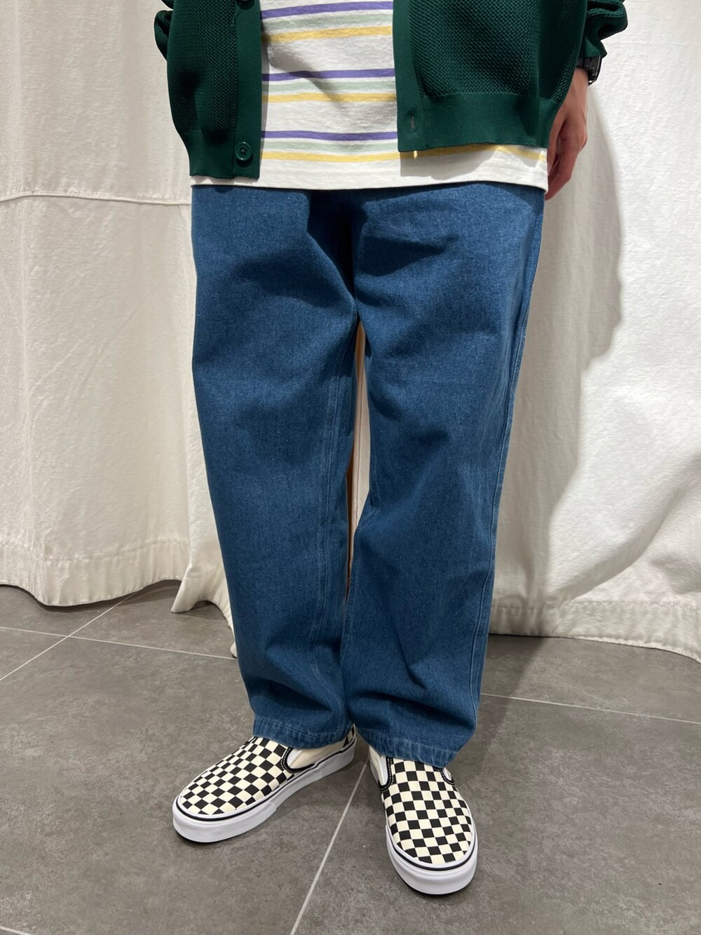 グリーン系のカーディガン/ボレロ、ホワイト系のTシャツ/カットソー、ホワイト系のスリッポンを着用したメンズの春コーディネートの3枚目の写真
