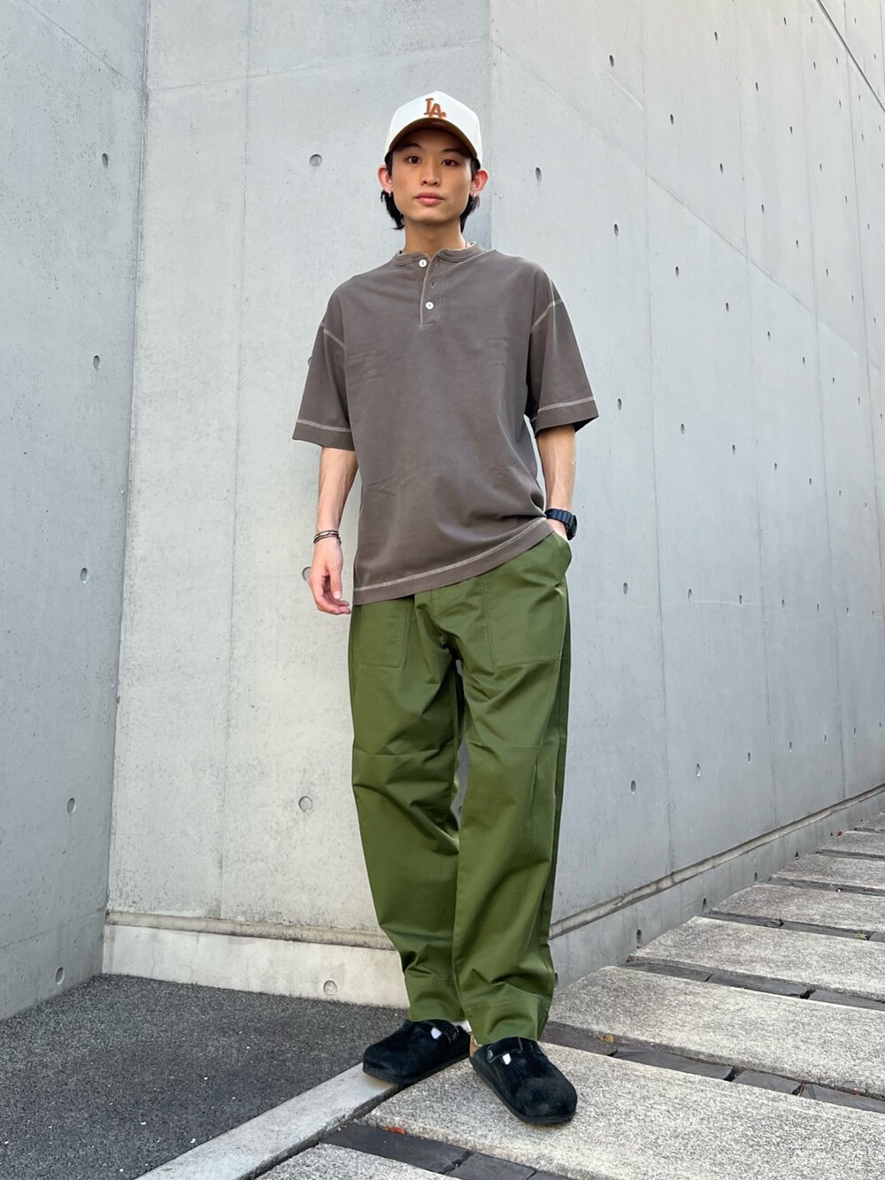 ブラック系のその他アウター、ブラウン系のTシャツ/カットソー、ブラック系のサンダルを着用したメンズの夏コーディネートの2枚目の写真