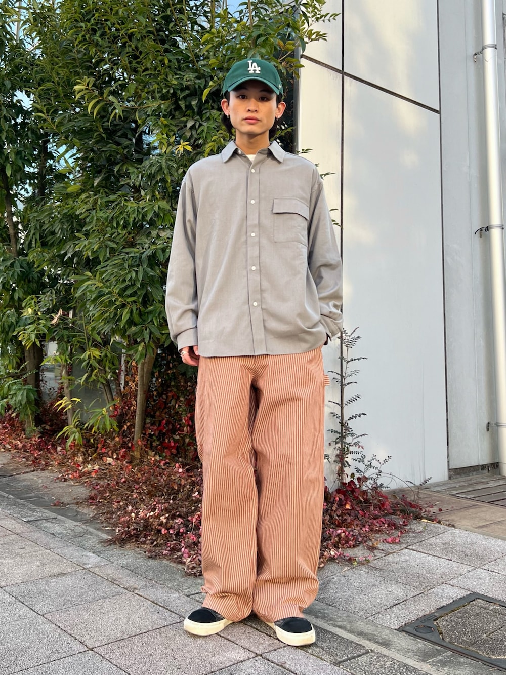 グレー系のシャツ/ブラウス、グレー系のデニムジャケット、ベージュ系のデニムパンツを着用したメンズの冬コーディネートの2枚目の写真