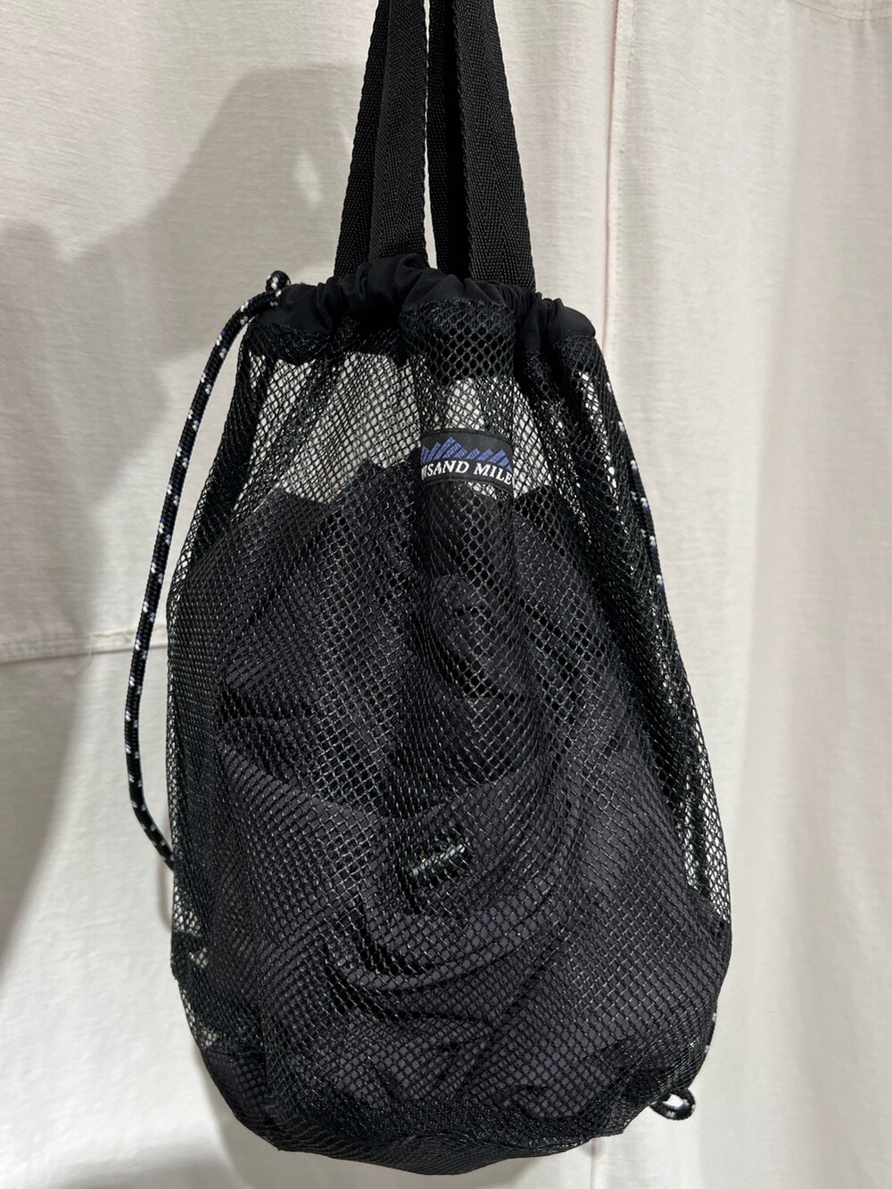 グレー系のTシャツ/カットソー、ホワイト系のTシャツ/カットソー、ブラック系のサンダルを着用したメンズの春コーディネートの4枚目の写真