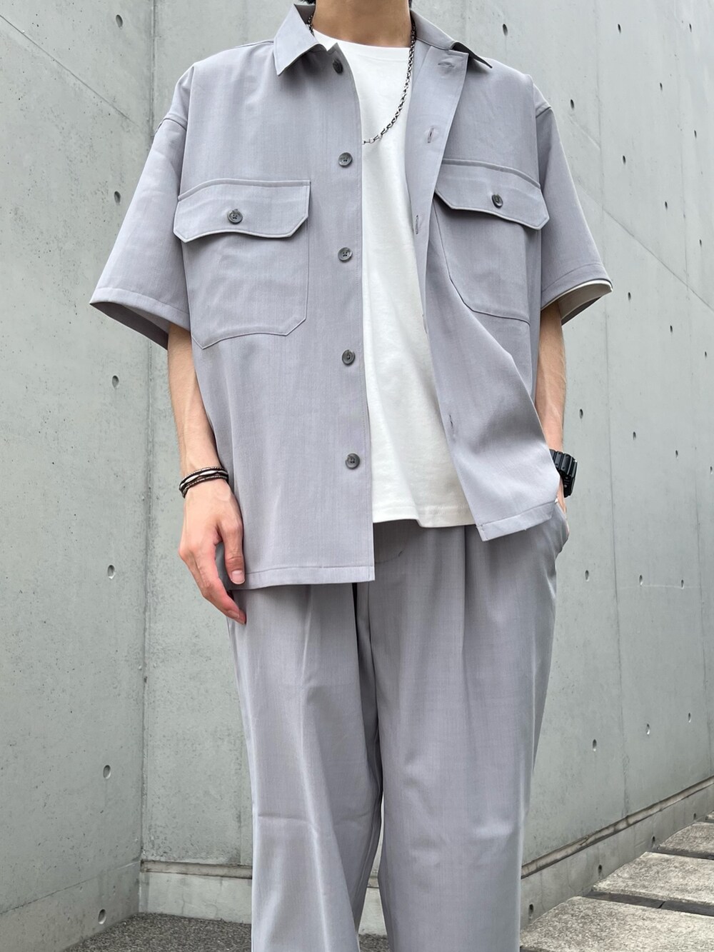 グレー系のシャツ/ブラウス、グレー系のスラックス、グレー系のTシャツ/カットソーを着用したメンズの夏コーディネートの3枚目の写真