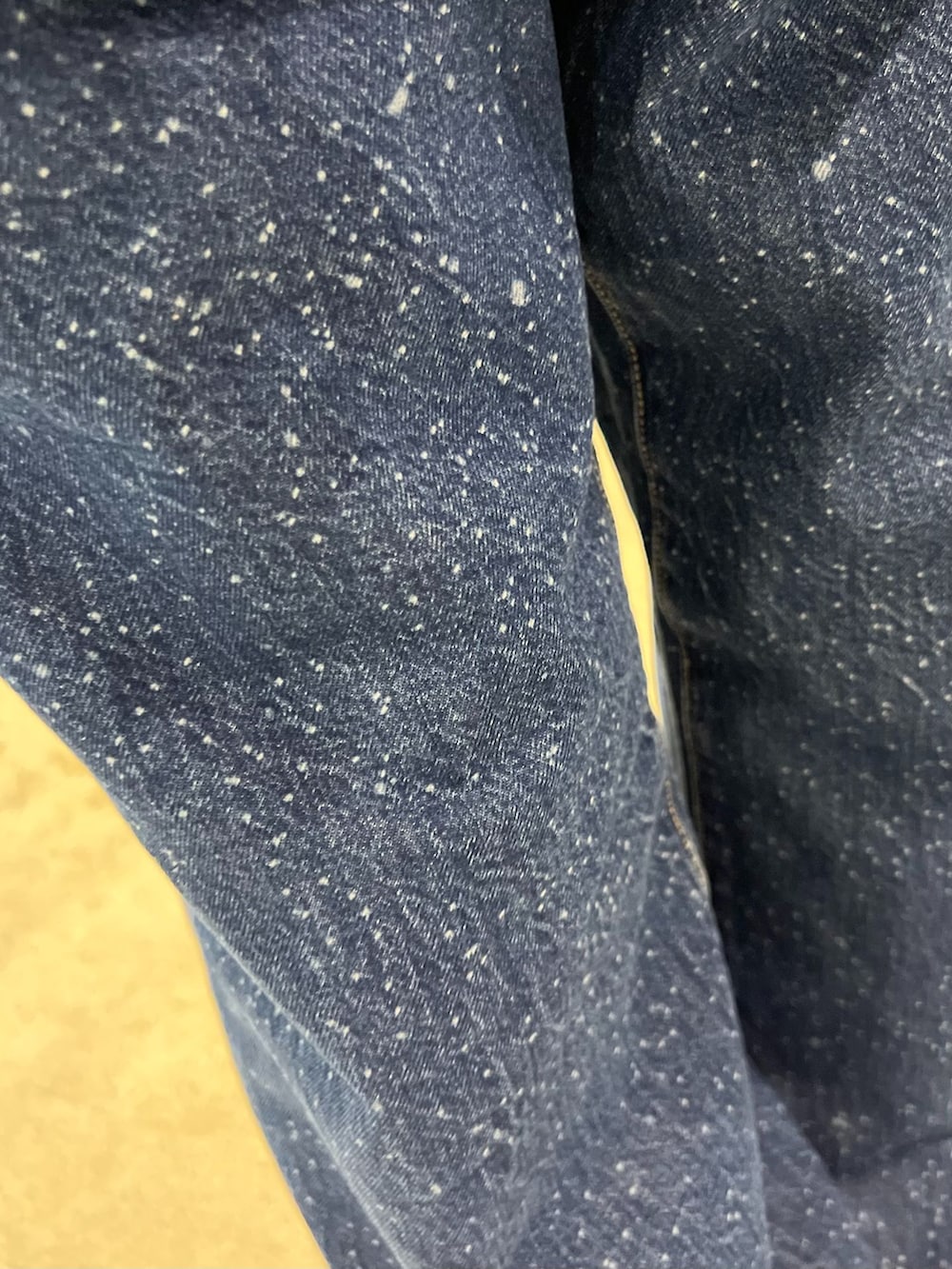 ブルー系のデニムパンツ、レッド系のシャツ/ブラウス、ホワイト系のTシャツ/カットソーを着用したメンズの夏コーディネートの7枚目の写真