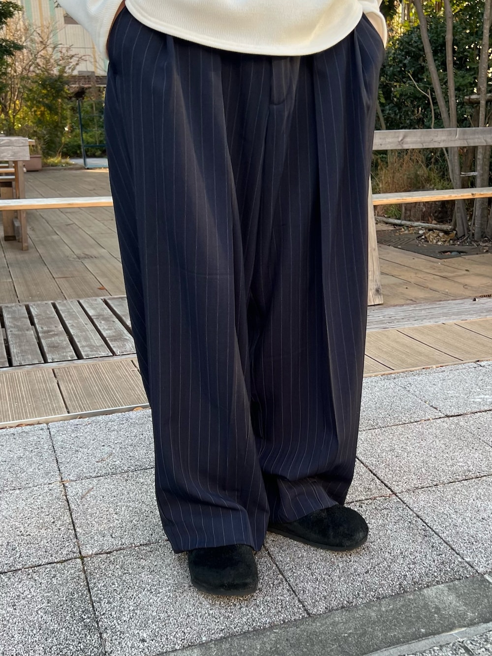 ベージュ系のパーカー、グレー系のシャツ/ブラウス、ホワイト系のTシャツ/カットソーを着用したメンズの冬コーディネートの7枚目の写真