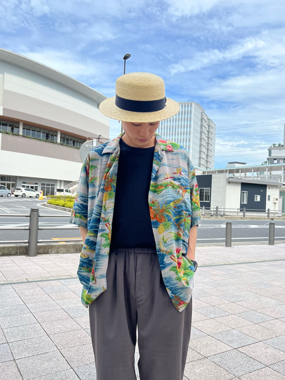 グレー系のシャツ/ブラウス、ホワイト系のTシャツ/カットソー、グレー系のその他パンツを着用したメンズの夏コーディネートの4枚目の写真