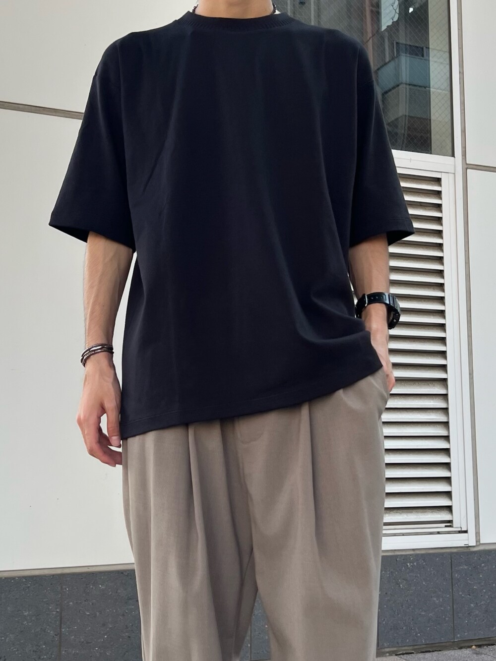 ブラック系のシャツ/ブラウス、ブラック系のTシャツ/カットソー、ブラック系のサンダルを着用したメンズの秋コーディネートの4枚目の写真